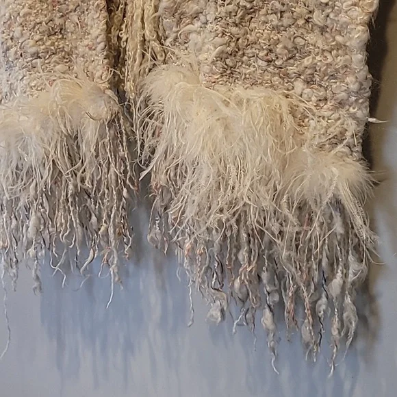 Thick fuzzy shawl with feather - Picture 3 of 11